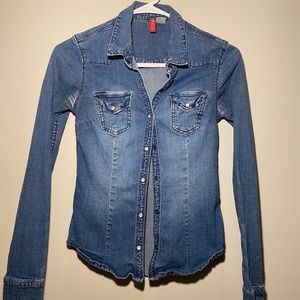 Denim shirt with white snap buttons